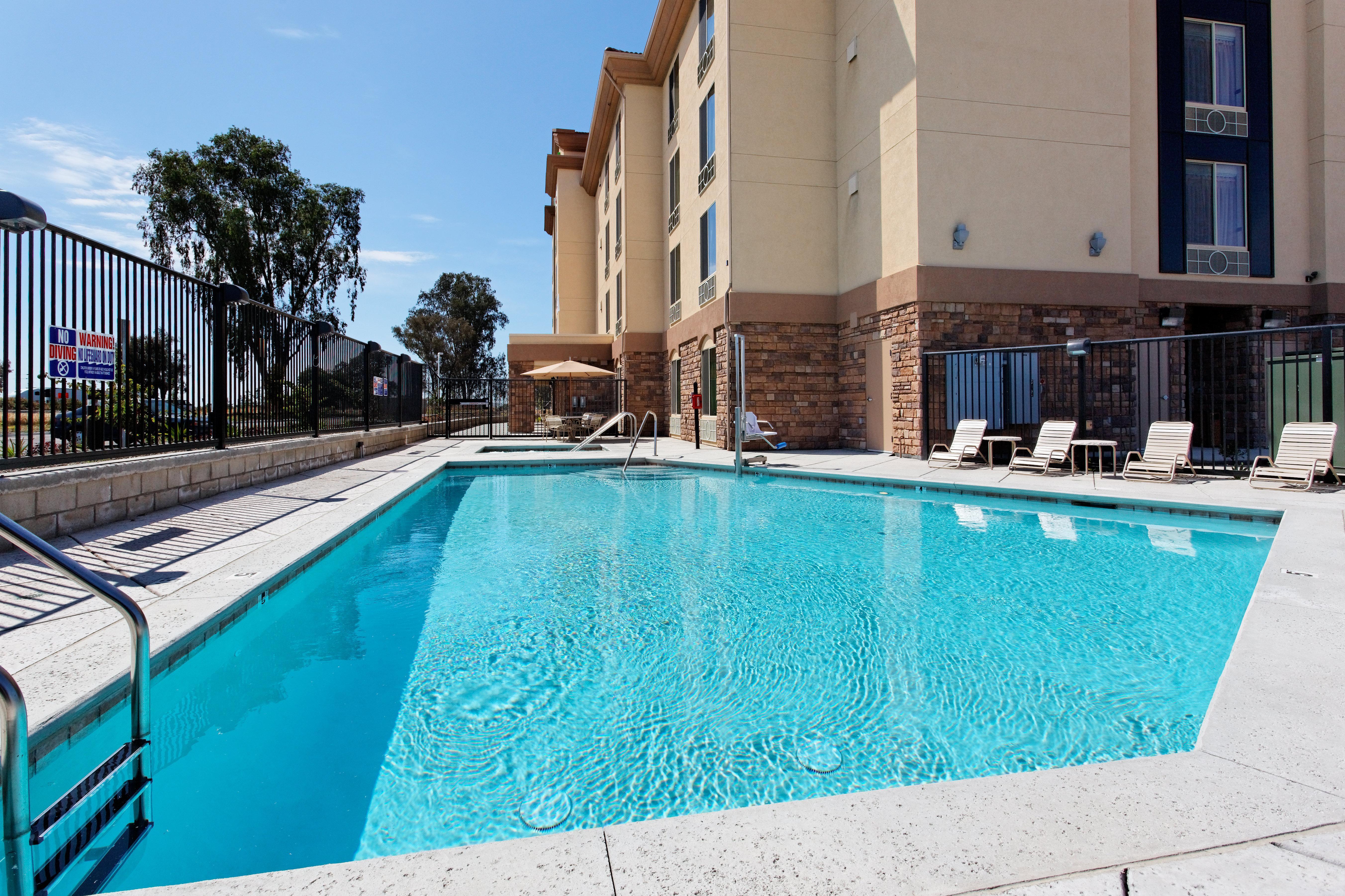 Holiday Inn Express Fresno Northwest - Herndon By Ihg Exterior photo